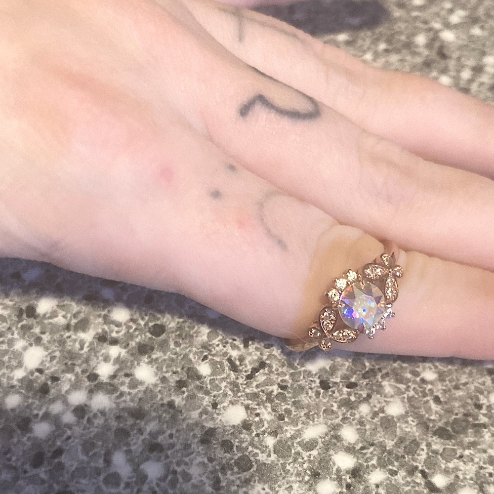 Super cute butterfly floral design ring size 7-7.5 high quality v glitzy 🌟